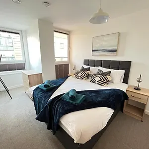 2 Bedroom, 2 Bathroom Modern Close To Ocean Village, Free Parking, Single Or Double Beds Southampton